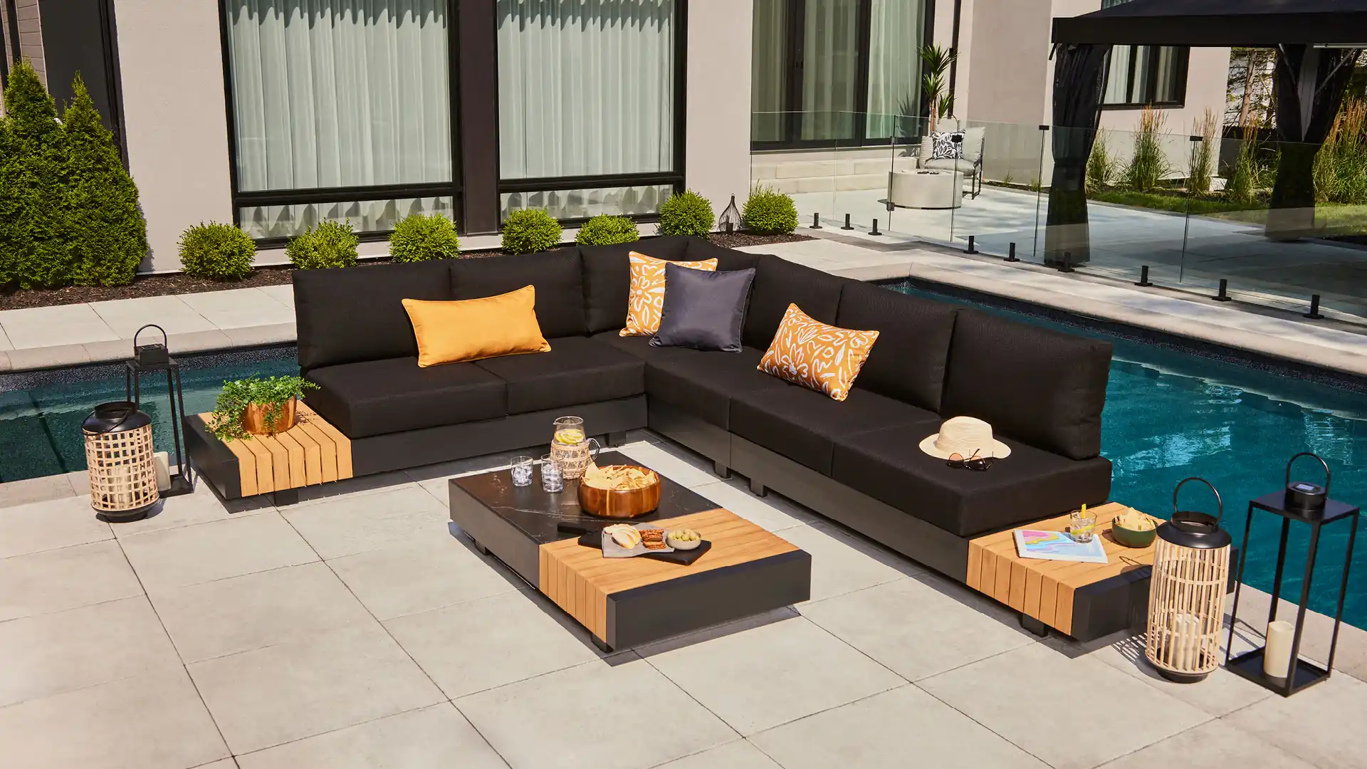Sofa sectionnel Logan noir avec accents de teck et table intégrée, Artovi.
