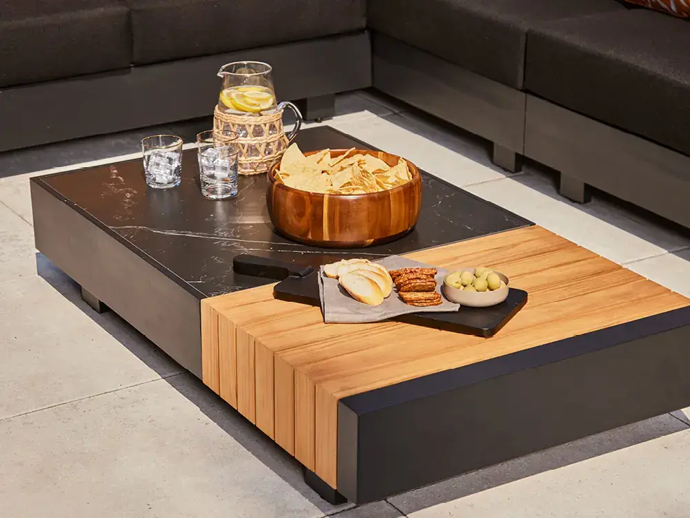 Table basse Logan noire et teck avec dessus en pierre frittée, Artovi.